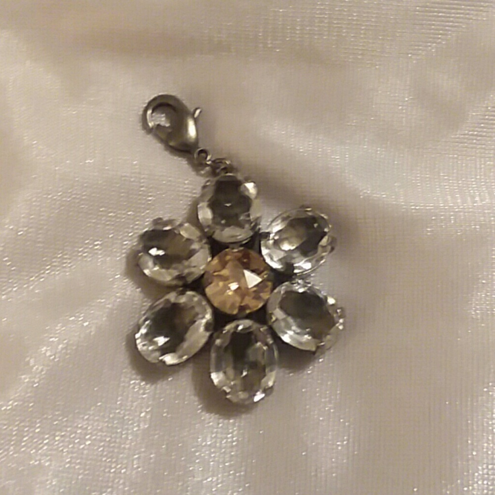 Sabika Natural Daisy Pendant